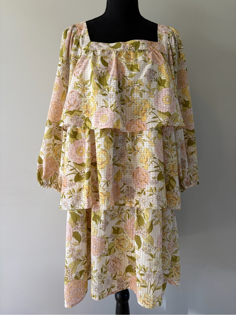 Women’s Who What Wear Pink and Green Floral Tiered Long-Sleeve Dress size S